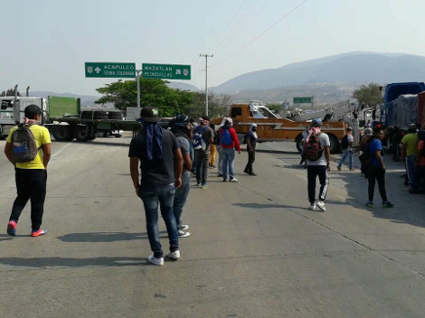 Elemento de la Policía Federal llegaron a la carretera para dialogar con los estudiantes de la Normal Rural de Ayotzinapa.