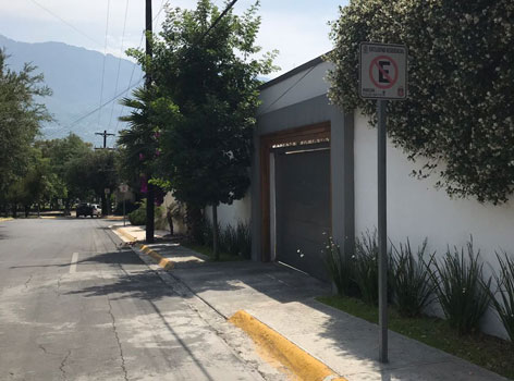 Hicieron un llamado al Ayuntamiento para que realice las gestiones necesarias para liberar los obstáculos de las banquetas 
