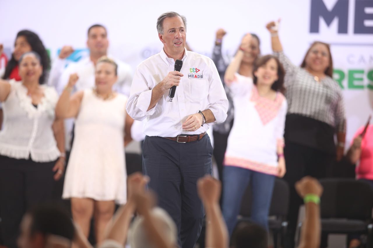 Meade presentó sus propuestas en Apodaca, donde lo acompañaron candidatos federales del PRI. 