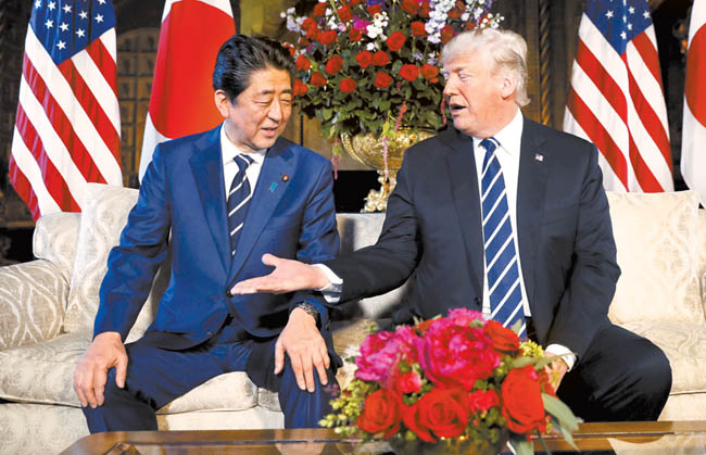 El “premier” japonés Shinzo Abe elogió la “determinación inquebrantable” del magnate en la crisis coreana. 