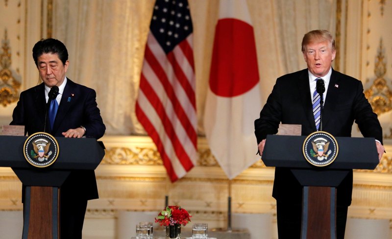 Trump hizo el anuncio en la Casa Blanca durante una conferencia con Shinzo Abe, primer ministro de Japón.