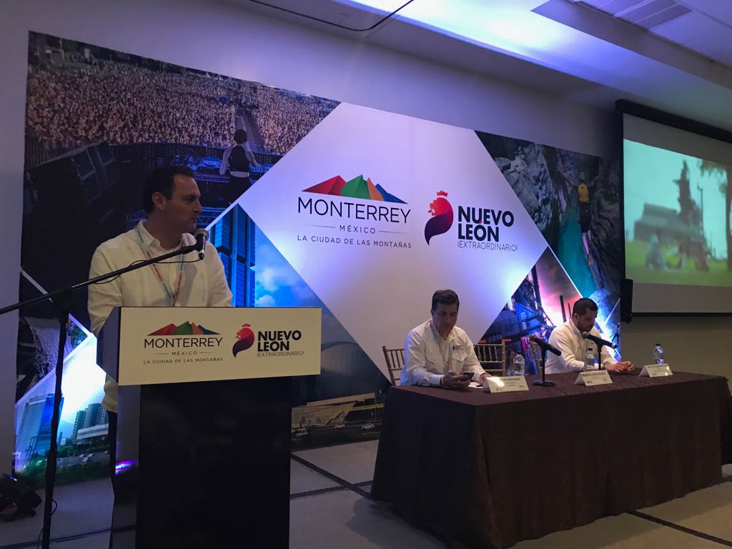 Además, se entregó el premio a la Diversificación del Producto Turístico al Clúster de Turismo de Nuevo León por el evento Luztopía.