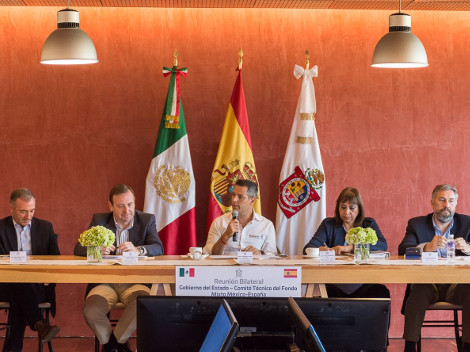 El gobernador de Oaxaca, Alejandro Murat con el embajador de ese país, Luis Fernández-Cid de las Alas Pumariño e integrantes del Comité Técnico del Fo