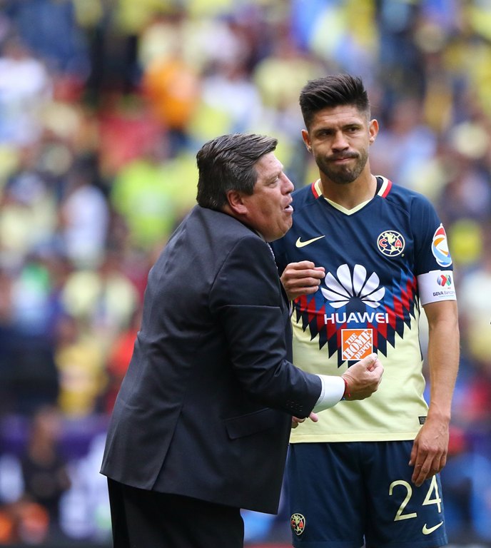 Miguel Herrera, director técnico de América y Oribe Peralta 