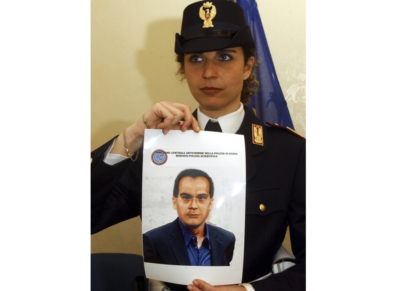 Una oficial muestra una imagen del máximo jefe de la mafia, Matteo Messina Denaro, en la sede de la policía de Palermo.