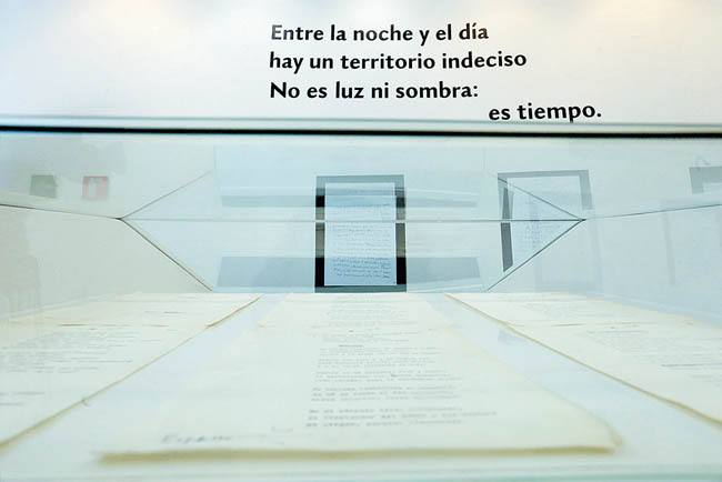 Refleja “el ir y venir, el vaivén editorial, el estira y afloja, el consejo, el rumor, que está en torno a la letra, a la poesía, a la cultura”: Casta