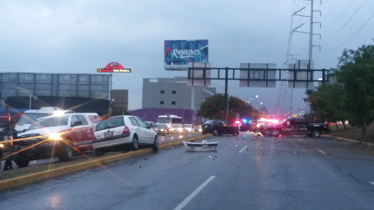 La vialidad fue cerrada por elementos de tránsito mientras se retiraron los vehículos.