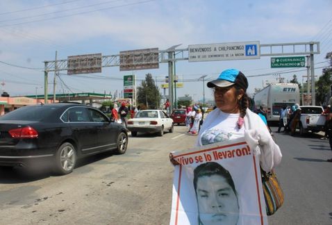 Los manifestantes distribuyeron volantes en la Autopista del Sol. (Rogelio Agustín)