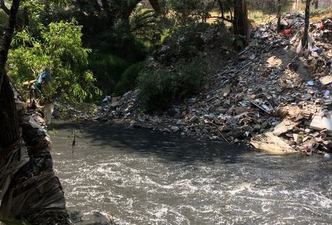 Dos personas fueron denunciadas por tirar escombro en el río Atoyac, por lo que fueron detenidas por elementos de la Policía Municipal. (Andrés Lobato