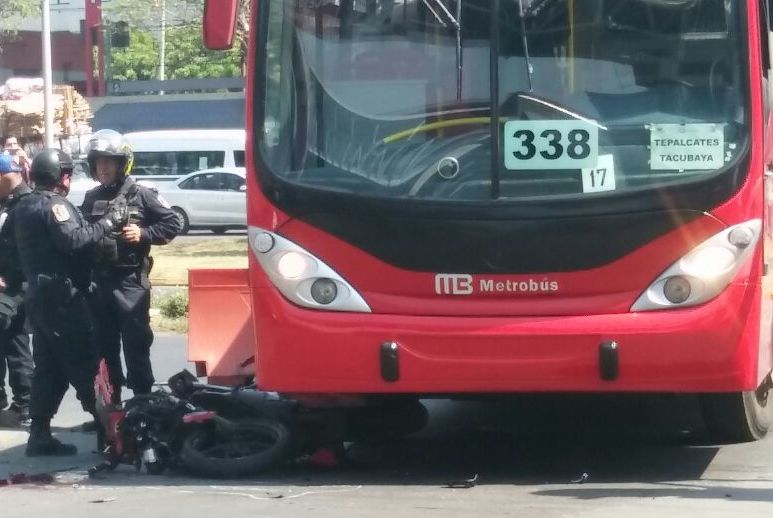 La unidad del Metrobús chocó con el motociclista, cuando salió del carril confinado para ingresar a la terminal Tepalcates.