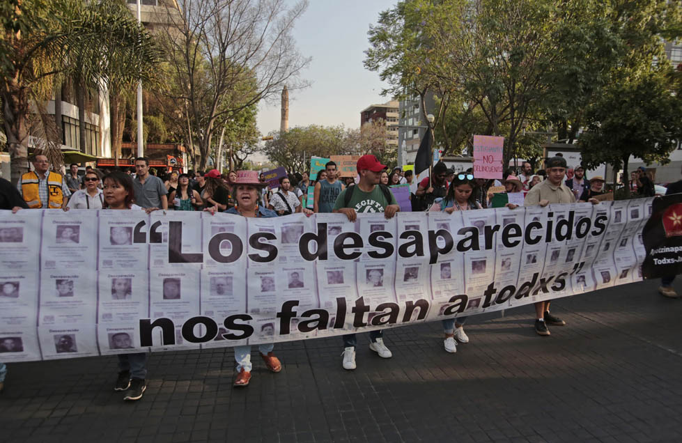 Al unísono de "vivos se los llevaron, vivos los queremos", el contingente avanzó del glorieta Niños Héroes al Palacio de Gobierno (Fernando Carranza)