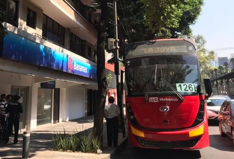 El conductor de la unidad indicó que el vehículo Matiz de color gris “se le cruzó”, cuando iba con dirección al sur. (Jorge Becerril)