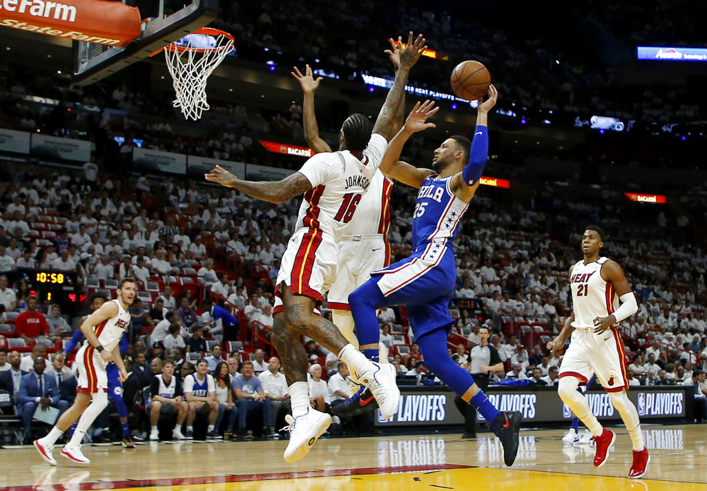 Los 76ers derrotaron al Heat y están a un triunfo de la segunda ronda de playoffs de la NBA (AP)