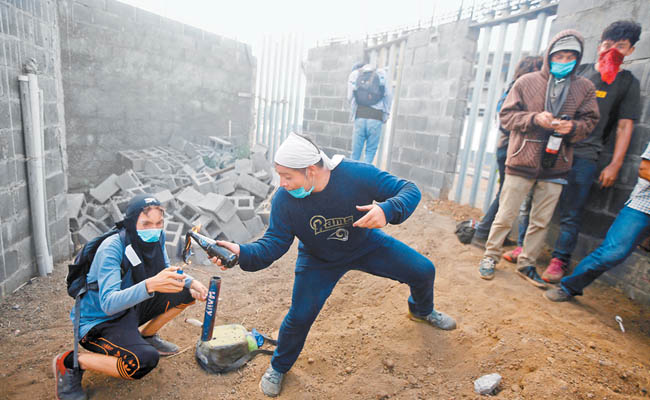 Habitantes de Managua lanzan bombas molotov contra elementos de seguridad. 
