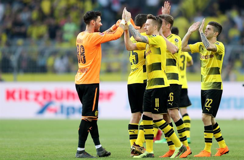 Jugadores de Borussia Dortmund en festejo (EFE)