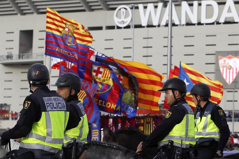 La policía decomisó banderas independentistas previo a la Final de la Copa del Rey (EFE)