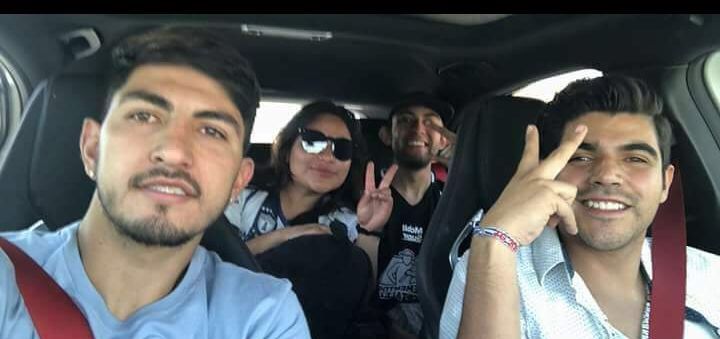 Víctor Guzmán le dio un ride a unos aficionados de Pachuca rumbo a La Corregidora (Twitter @Tuzos)