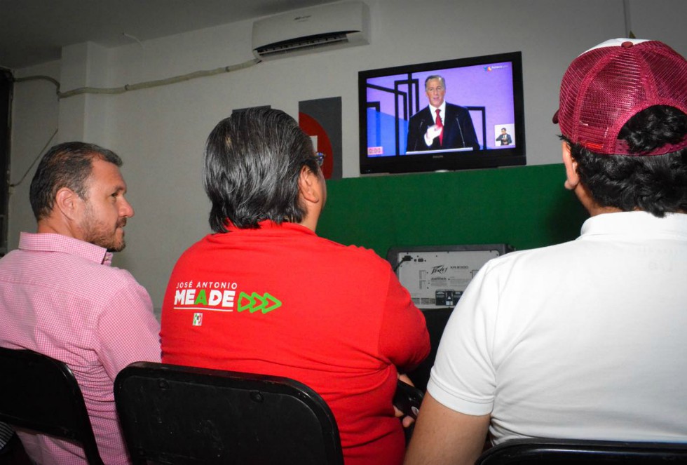 Abel Salgado se reunió con integrantes de su planilla y con militantes del partido para ver el debate presidencial. 