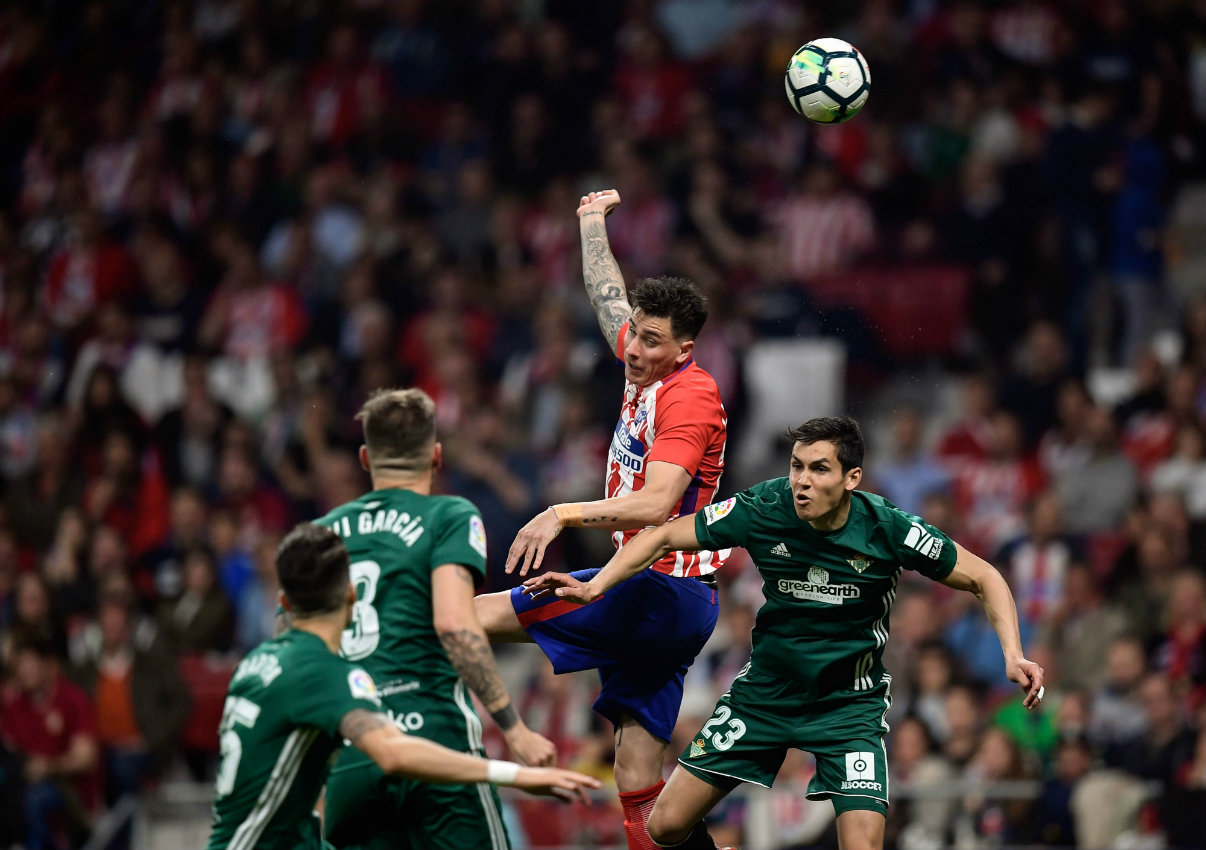 El Betis, de Andrés Guardado, aseguró su lugar en competiciones europeas para la campaña 2018-2019, tras empatar 0-0 ante el Atlético de Madrid (AFP)