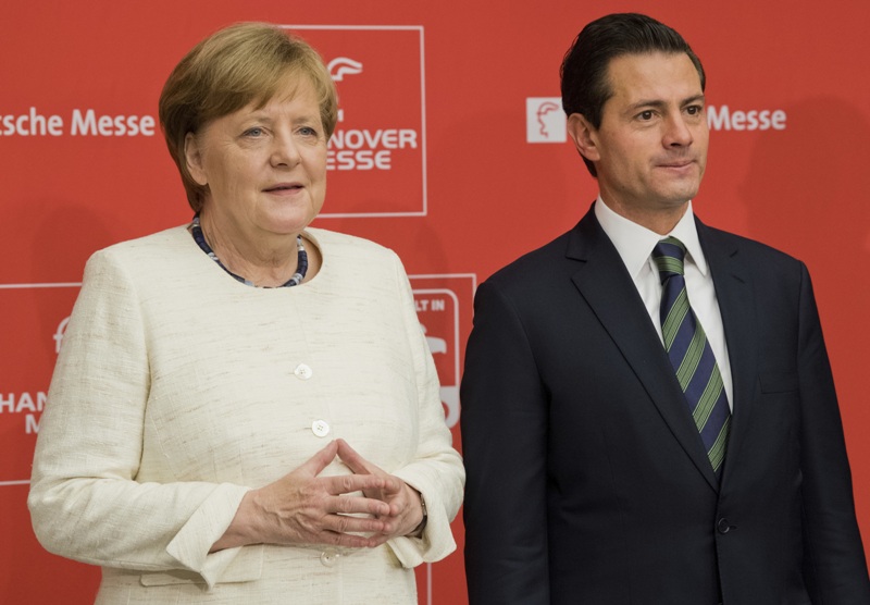 La canciller alemana, Angela Merkel, junto a Enrique Peña Nieto, durante la inauguración de la Feria de Hannover. 