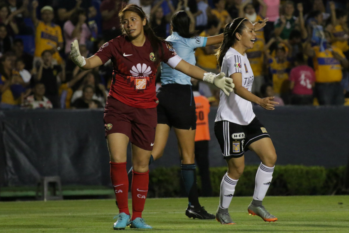 Cecilia Santiago en lamento durante el duelo de América y Tigres (Imago7)