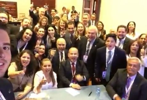 Felipe Calderón y colaboradores de Margarita Zavala seguirán el debate en un salón del Palacio de Minería.