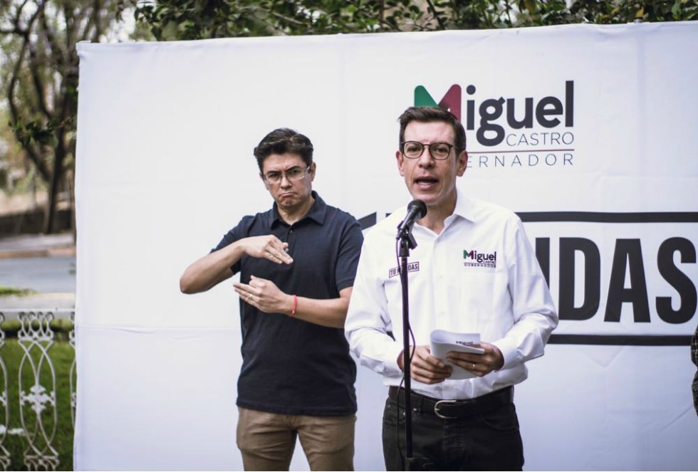 Miguel Castro presentó el modelo Jalisco Bilingüe. (Cortesía)