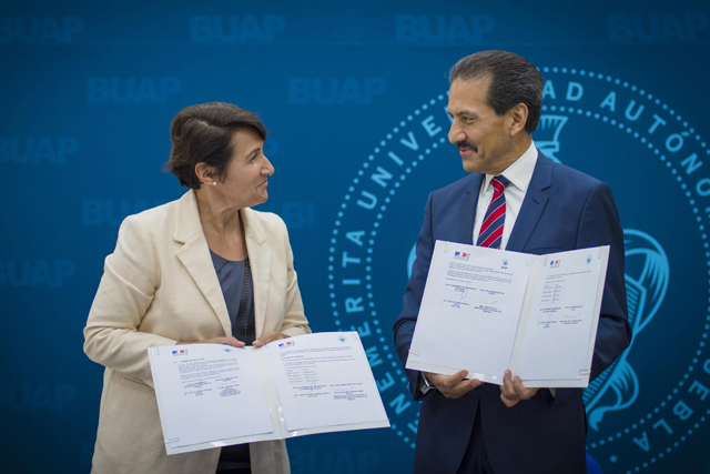Tras signar este acuerdo, el rector Alfonso Esparza Ortiz subrayó que el conocimiento de lenguas extranjeras es relevante para el desempeño de los egr