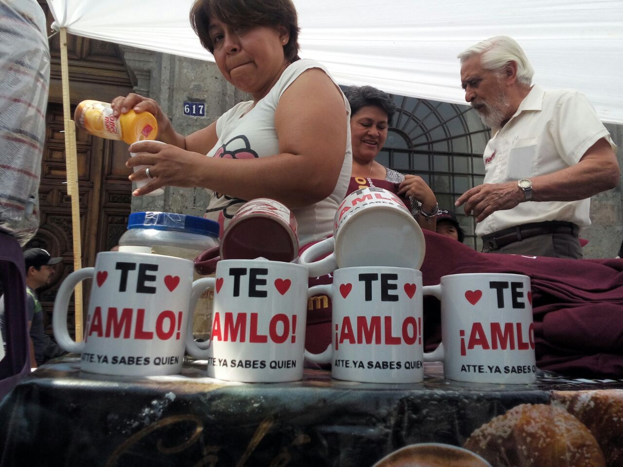 En las tazas se lee la leyenda "TE AMLO ATTE: YA SABES QUIEN" así como la imagen del candidato. (Iván Ramírez)