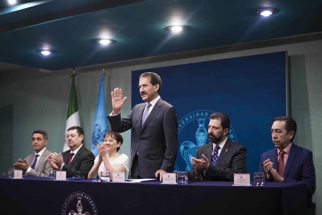 Alfonso Esparza Ortiz, rector de la Universidad Autónoma de Puebla, durante Cuarto Informe de Labores de Hortencia Chávez Osek, directora de la Facult