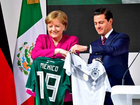 Angela Merkel y Peña Nieto intercambiaron playeras de Alemania y México