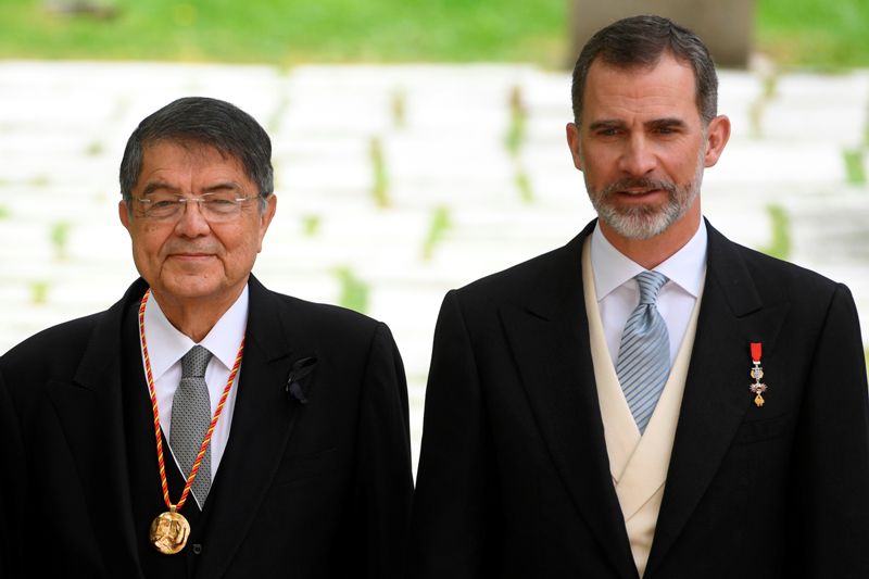 El escritor y ex político recibió el premio de manos del rey Felipe VI, en Madrid.