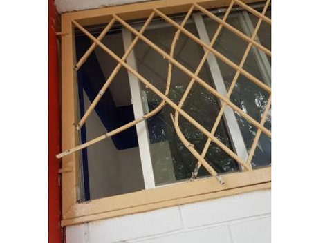 Los protectores de la ventana fueron destrozados.