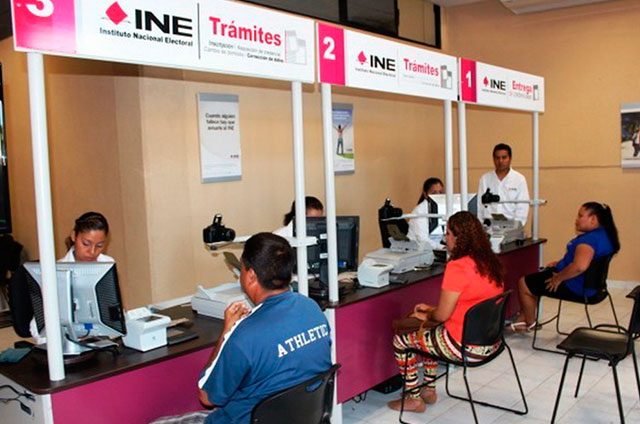 Trámite de la credencial del INE.