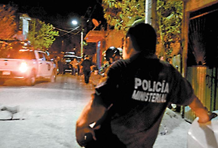 Un policía resguarda la zona.