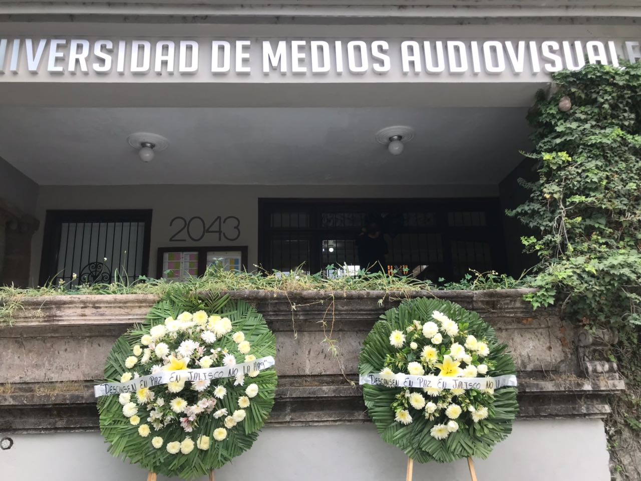 Alumnos y maestros del CAAV guardan silencio tras revelarse el destino de los tres estudiantes de cine. 