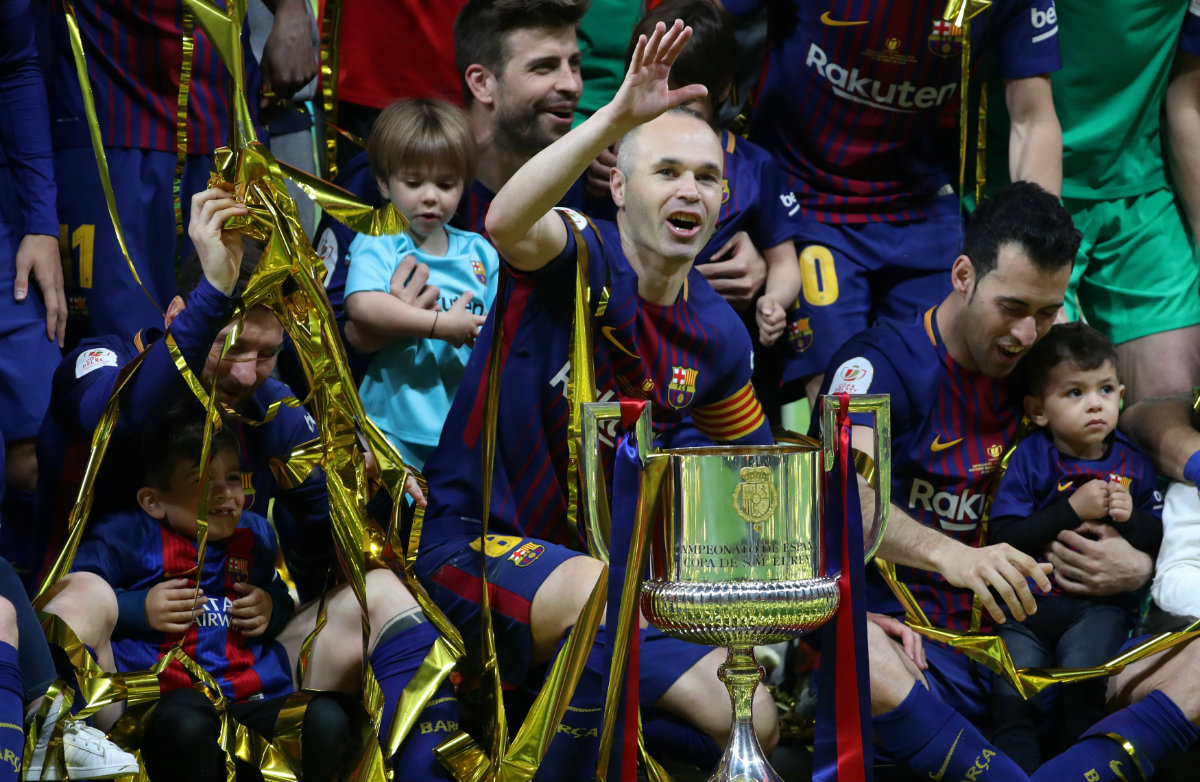 Andrés Iniesta posa con el trofeo de la Copa del Rey (Reuters)