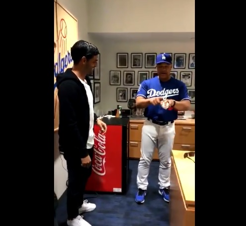 Carlos Vela lanza primera bola en juego de Dodgers