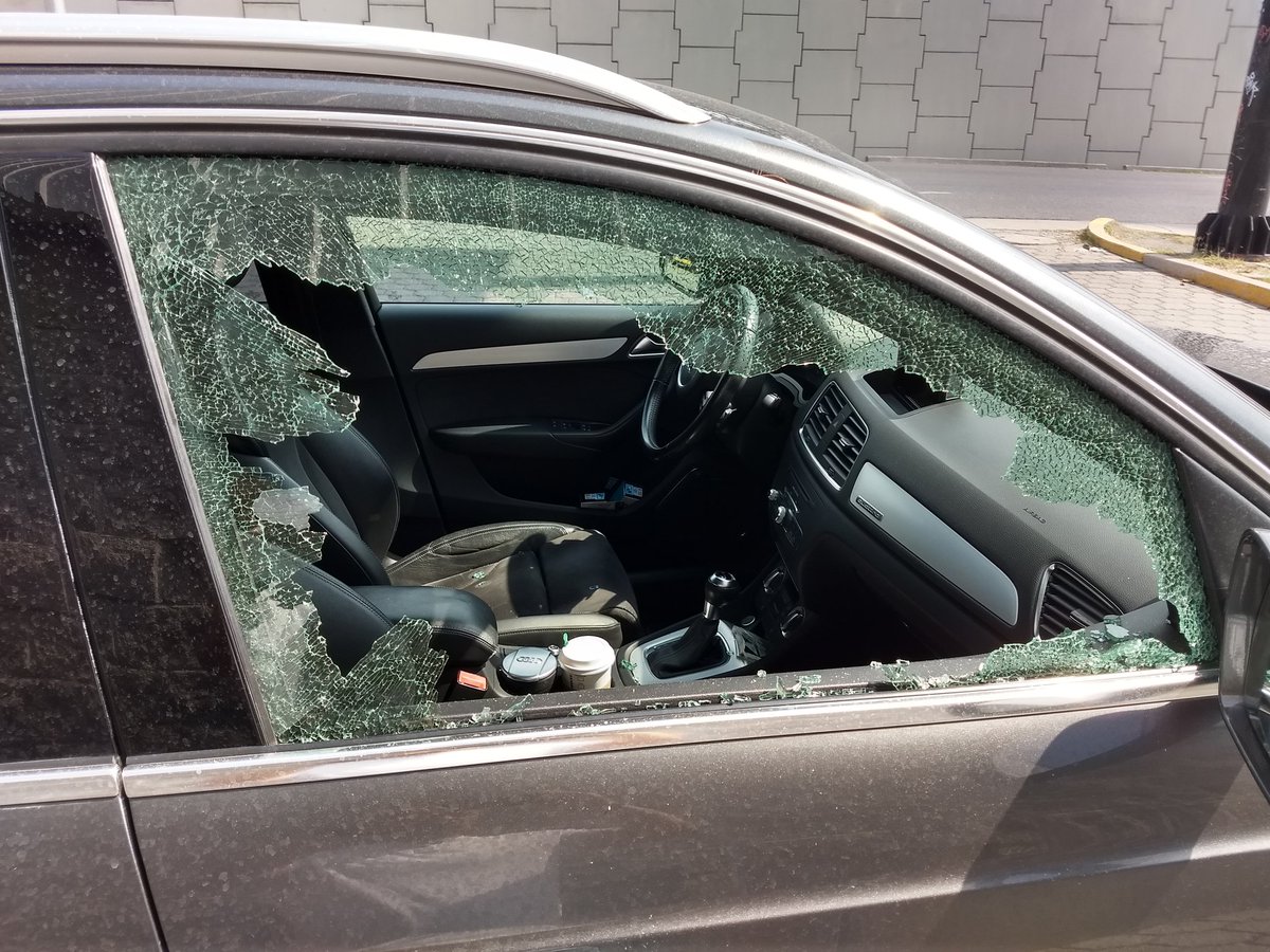 Dan cristalazo al automóvil de Joaquín Beltrán (Twitter @capibeltran)