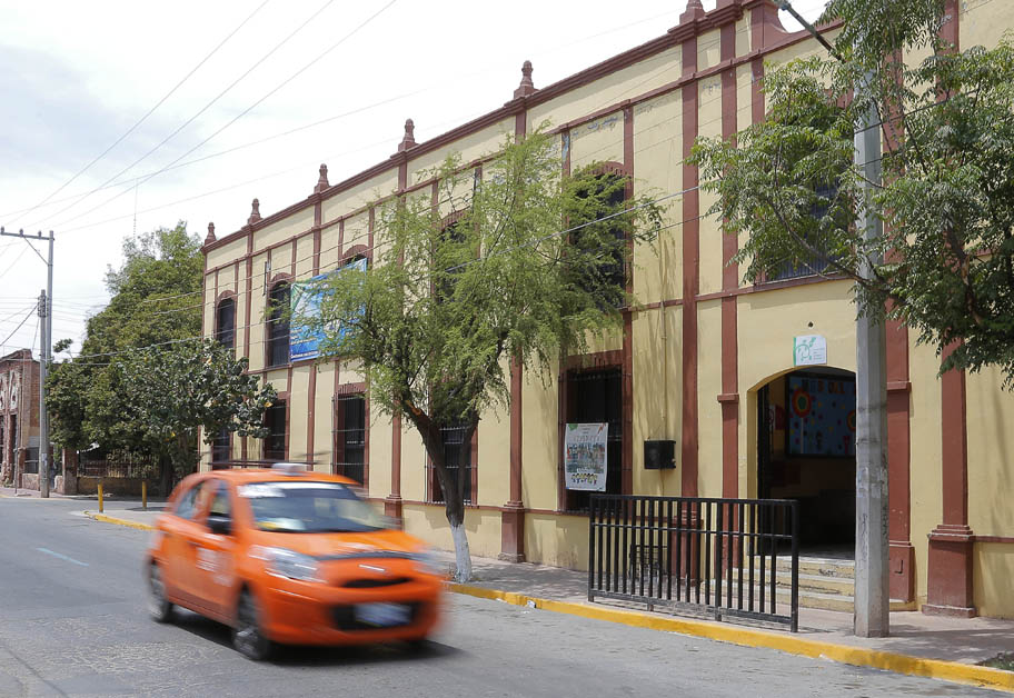 La directora agregó que los conductores de los camiones muestran una actitud violenta afuera de la escuela. (Saúl González)