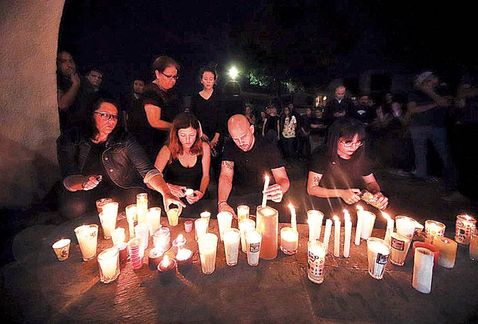 Un grupo de personas colocó veladoras frente a la Casa Jalisco en memoria de las tres víctimas. (Especial)