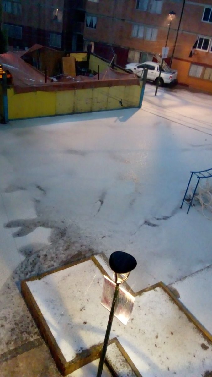 La lluvia que se presentó acompañada de granizo al sur de la ciudad tiño de blanco la Unidad Habitaconal Agua Santa.