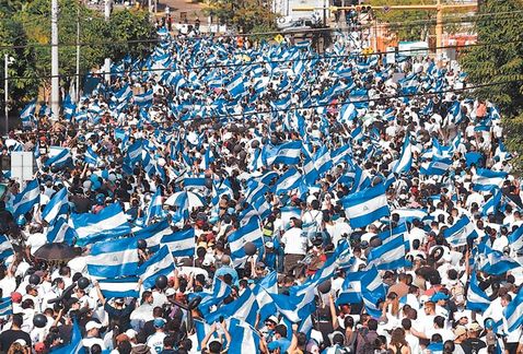 La manifestación, convocada por la cúpula empesarial del Cosep, exigió libertad a los estudiantes detenidos. (Rodrigo Arangua/AFP)