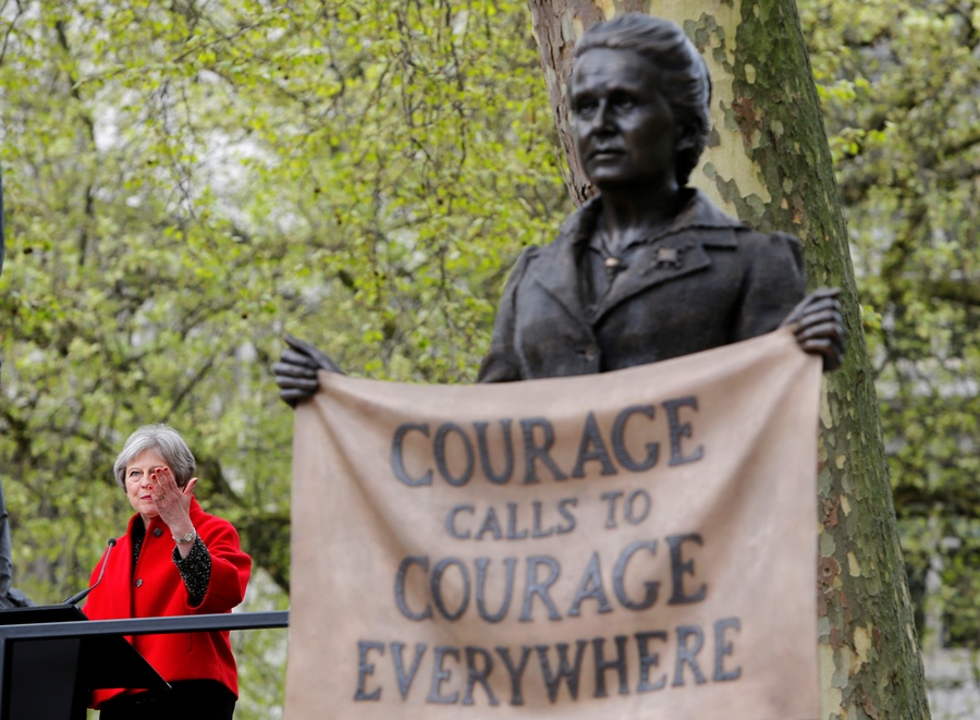 La primera ministra Theresa May inauguró la escultura de Millicent Fawcett en el exterior del Parlamento. (AP)