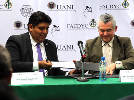 Oscar Lugo Serrato, director de la Facultad, y Carlos Morales Rizzi, del Isssteleón. Roberto Alanís)