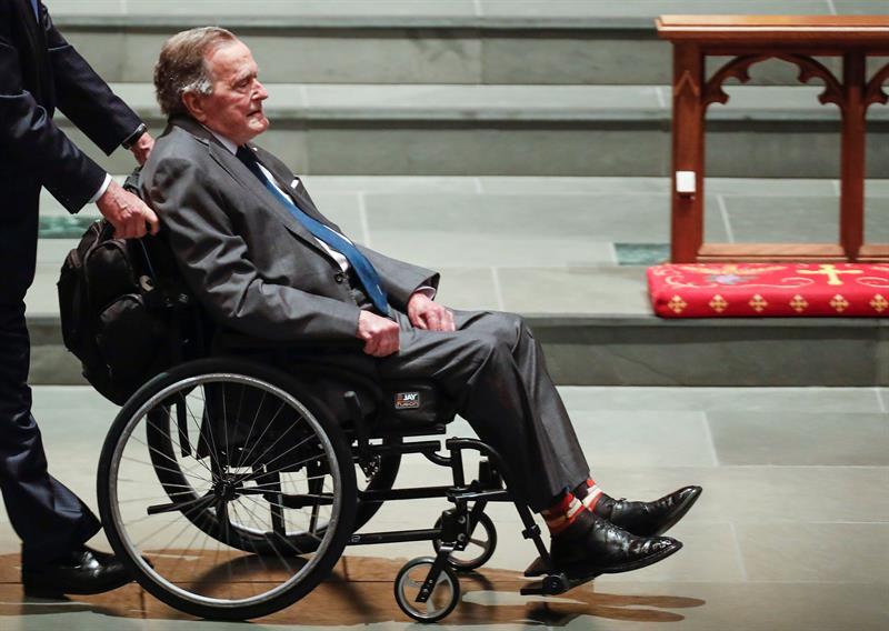 "Responde al tratamiento y parece recuperarse", informó la oficina del ex presidente George H.W. Bush.