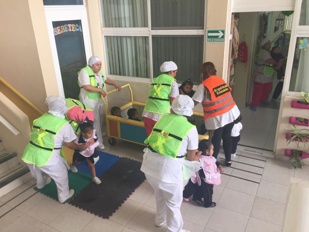 Durante el simulacro de incendio los menores estuvieron acompañados por empleados del Cendi, elementos de Protección Civil, Bomberos y Policía de Mont