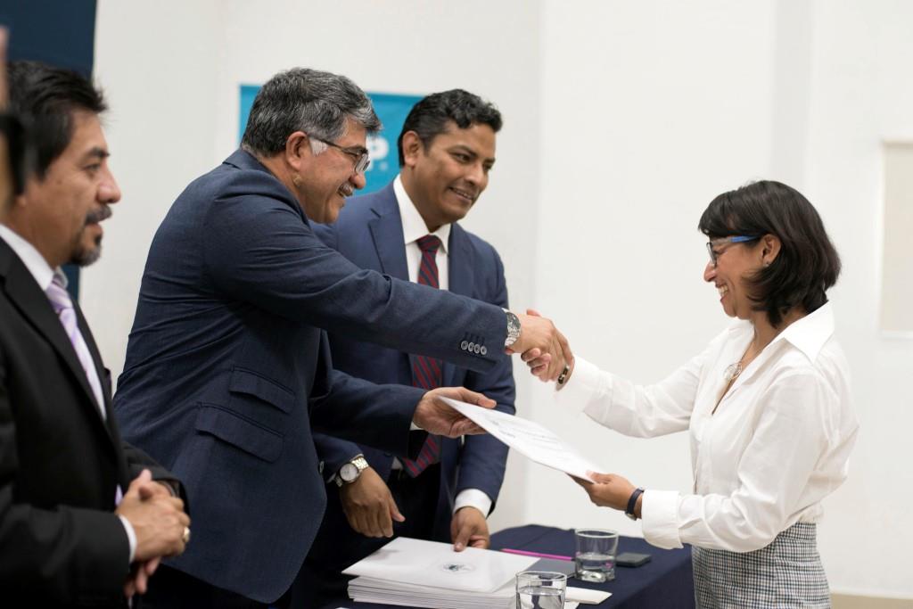 Ygnacio Martínez Laguna, vicerrector de Investigación y Estudios de Posgrado entregó reconocimientos a los estudiantes participantes en la Primera Exp