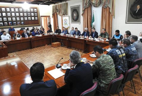 Ante el Ayuntamiento de León se reunieron autoridades de seguridad. (Foto Cortesía )