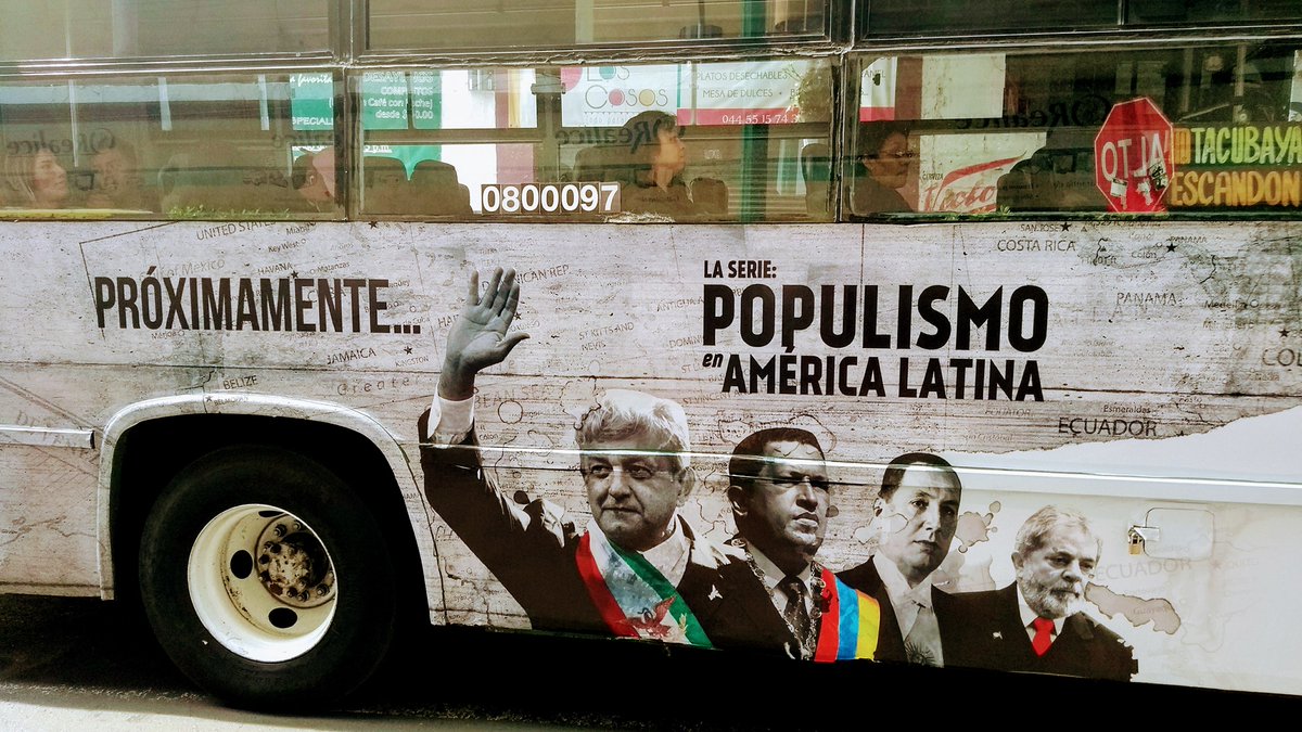 En camiones de la CdMx se anuncia el próximo lanzamiento de la serie 'Populismo en América Latina', con una imagen que vincula a López Obrador con Hug